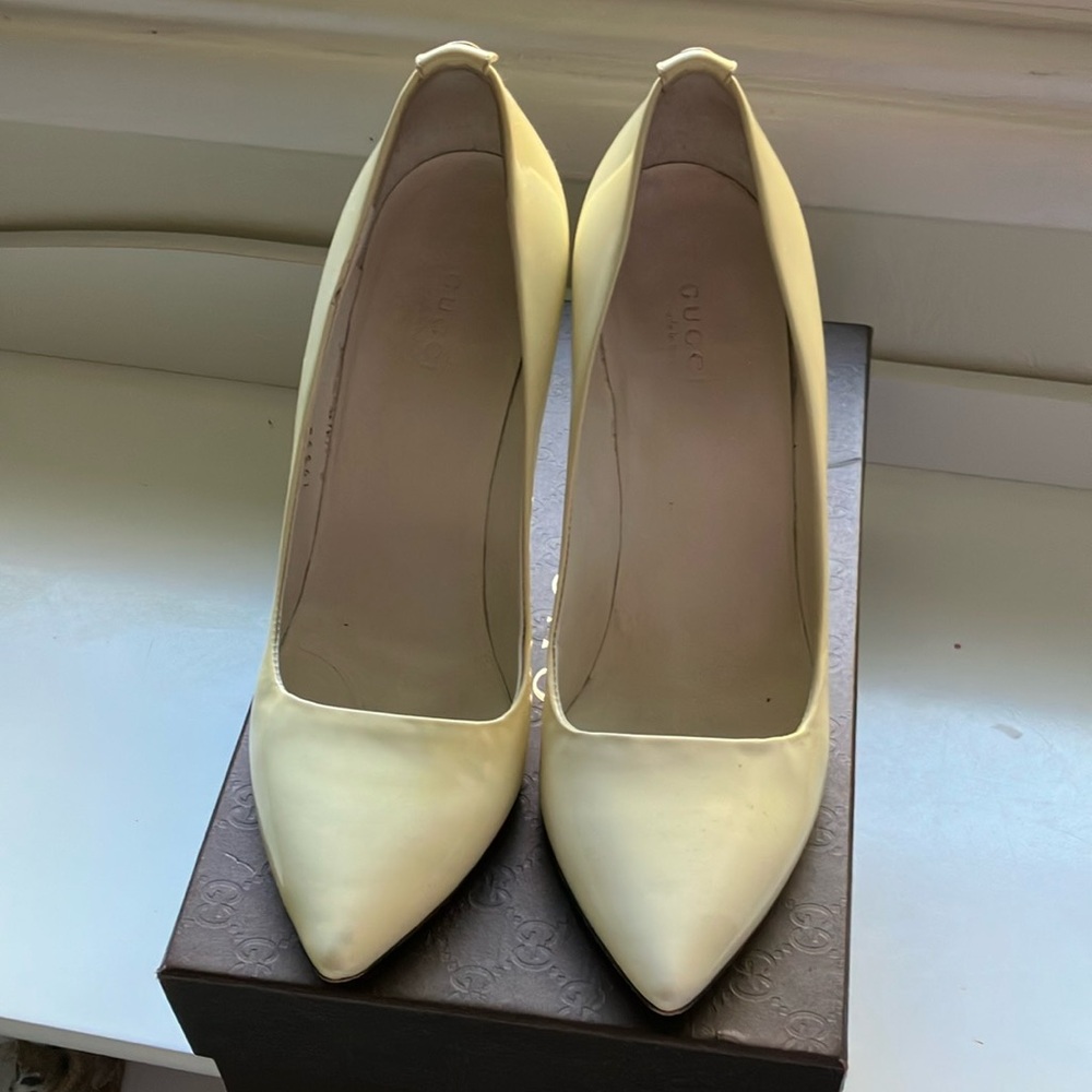 Gucci Women's Cream Pointed-Toe Leather Patent Pumps